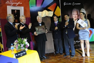Agradecido. El famoso cantautor lagunero recibió anoche un gran homenaje dentro de los festejos de la Feria de Torreón. 
