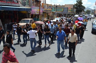 Poco después de las 12 y media del día de hoy un contingente de alrededor de 150 maestros de las Secciones 35 y 44 del SNTE y simpatizantes de la CNTE, comenzaron la marcha en protesta a la Reforma Educativa. 