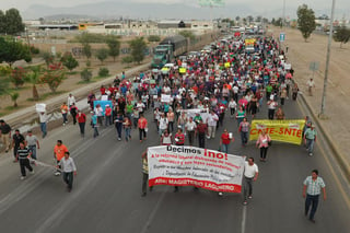 Los maestros marcharon por el Periférico en donde se vio afectado el tráfico por cerca de una hora. (El Siglo de Torreón)
