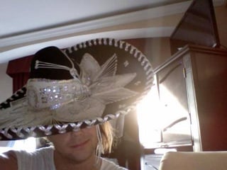 Por su parte, Lauri publicó en su perfil oficial una imagen portando un sombrero de charro, alistándose para regresar a Finlandia. (Facebook)
