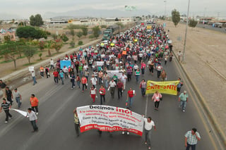 Movimiento de maestros. Unos mil maestros de La Laguna de Durango marcharon ayer en el Periférico de Gómez Palacio en protesta por la reforma educativa. 
