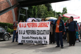 Inconformes. Con pancartas, maestros del SNTE y CNTE recorrieron las calles de Durango.