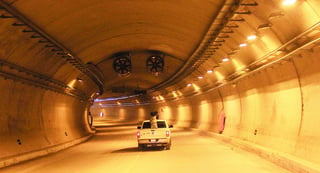 Infraestructura. La SCT comprobó el funcionamiento del equipo de seguridad en los túneles de la supercarretera.