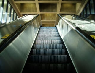 Ahora la escalera eléctrica o escalera mecánica prácticamente no puede faltar en lugares muy concurridos como lo son los centros comerciales. (ARCHIVO)