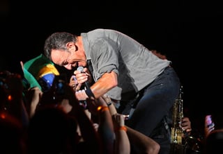 Bruce Springsteen se embolsó el público nada más al abrir el concierto con su interpretación, en portugués y acompañado por la guitarra, de 'Sociedade Alternativa'. (EFE)