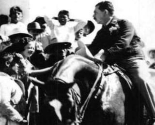 El General Lázaro Cárdenas del Río, saludando a la gente del campo.