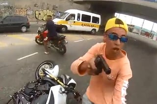 Un policía alcanza a disparalre a uno de los ladrones. (YouTube)