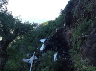 Tragedia. Fotografía del Gobierno de Baja California Sur que muestra los restos de la aeronave Cessna 208-B, que transportaba a 14 personas y que se encontraba desaparecida desde el lunes pasado.