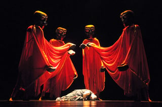 Precisión. La Compañía de Danza Astad Deboo de la India, homenajeó a Tagore anoche en el Nazas dentro del Festival Julio Torri.
