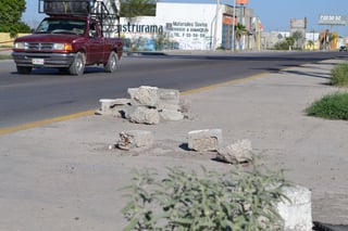 Peligro al circular. En diversos puntos de la carretera Torreón-Matamoros se ha dejado escombro,  basura doméstica y otros desechos que ponen en peligro a los conductores. 