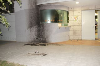 Sin lesionados. Las llamas ocasionadas por la bomba 'Molotov' que arrojaron al edificio, sólo dañaron pintura y el vidrio blindado.