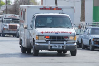 Accidente. Paramédicos de la Cruz Roja de Torreón, auxiliaron al lesionado y lo trasladaron a un hospital de Gómez Palacio.