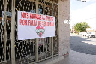 Se unen a campaña. A la entrada de un salón de belleza, ubicado en la calle Cobián de Torreón se colocó una manta.