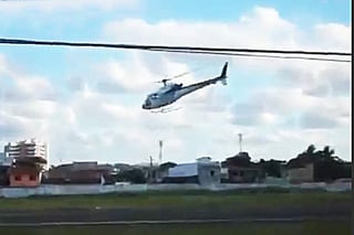 El piloto de un helicóptero perdió el control en pleno vuelo hasta impactarse en tierra. (Captura del sitio: LiveLeak)