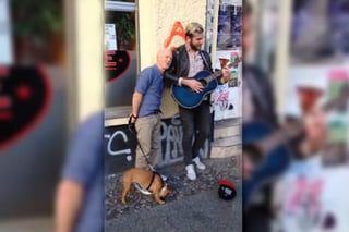 El joven que cantaba en la calle recibió una gran sorpresa. (Captura del sitio: LiveLeak)