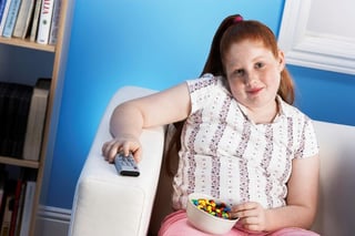 Según un estudio, las niñas con exceso de peso u obesidad experimentan una llegada más temprana de la pubertad. (ARCHIVO)