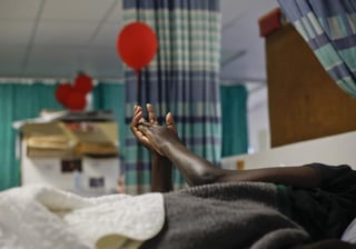 'Las muertes por sida son poco comunes en los países ricos, pero cada día mueren por esta enfermedad 4,000 personas, la mayoría en los países en vías de desarrollo', señaló en un comunicado el director de MSF. (ARCHIVO)