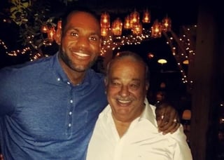 Esta es la foto que circulaba en las redes sociales entre James y Slim. Cena Carlos Slim con LeBron James