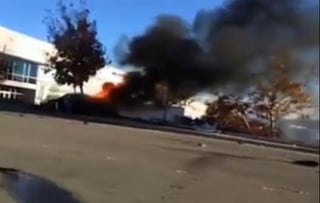 En el video publicado en YouTube, se puede ver el vehículo en llamas tras la explosión. (YouTube)