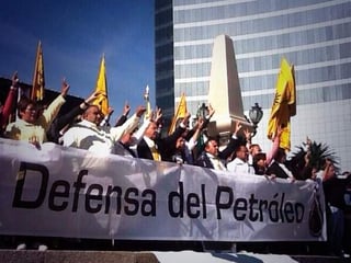 Jesús Zambrano, presidente nacional perredista, encabezó la protesta en el Ángel de la Independencia. (Twitter)