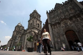 La Catedral se ubica frente a la Plaza de la Constitución en el Centro Histórico de la Ciudad de México. (ARCHIVO)
