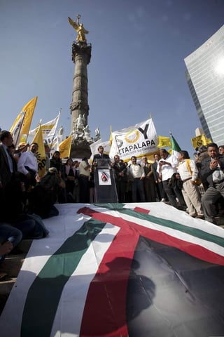 Cárdenas estuvo brevemente en el Ángel de la Independencia en la protesta organizada por el PRD y que ya cumplió más de 25 de las 75 horas previstas. (El Universal)
