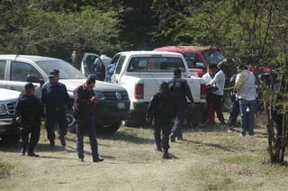 Asesinatos.  Policías ministeriales encontraron cinco cuerpos en una fosa clandestina, en la población de Ahuanjitlan, en este municipio.