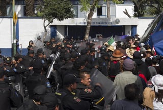 Una de las irregularidades, dijo, es la presencia de policías del Estado de México en el resguardo del recinto.  (Notimex)
