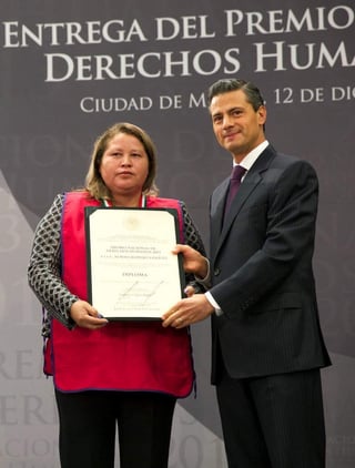 Enrique Peña Nieto entregó hoy el Premio Nacional de Derechos Humanos 2013 a Norma Romero, fundadora del grupo de mujeres Las Patronas, por la labor altruista que realizan con los inmigrantes a su paso por el país. (EFE)