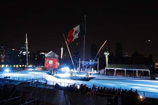 Anoche fue inaugurada la pista de hielo en el Zócalo de la Ciudad de México. (Notimex) 