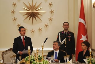 Bienvenida. Imagen cedida que muestra al presidente mexicano, Enrique Peña Nieto y a su homólogo turco, Abdullah Gül, durante una cena oficial en Ankara, Turquía.