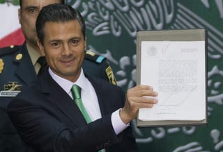 Peña Nieto afirmó que la reforma energética 'es una de las más transcendentes de las últimas décadas' porque 'ayudará a México a enfrentar los retos del siglo XXI'. (AP)