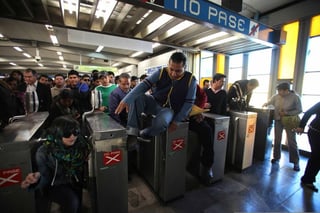 #Posmesalto. Un grupo de personas se saltó los torniquetes en la estación Taxqueña, para protestar por el aumento de precio del boleto.