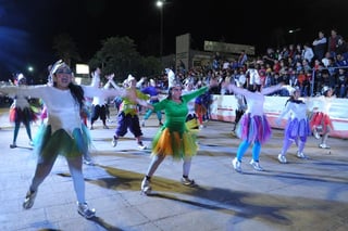 Con buen ritmo. Un grupo de jovencitos bailaron con coloridos trajes dentro de la Plaza Mayor. 