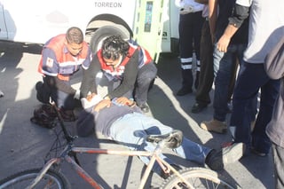 Personal de Cruz Roja acudió al lugar y brindó los primeros auxilios al lesionado, quien posteriormente fue trasladado a un hospital del sector salud para recibir atención médica. (EL SIGLO DE TORREÓN)