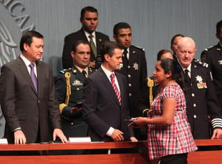 Premios.  El presidente Enrique Peña Nieto durante la ceremonia al Mérito y Reconocimiento 2013 Servicio de Carrera de la Policía Federal.