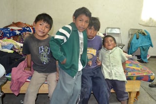 Navidad. No recibieron juguetes pero disfrutan de jugar en el albergue, son niños indígenas provenientes de la sierra de Chihuahua.