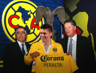 La firma del contrato y la presentación se dieron hoy 28 de diciembre en las instalaciones de Coapa, donde fue recibido por Ricardo Peláez, director deportivo del América. (Archivo)
