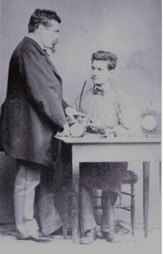 Enrique H. Sterling, tomando clases de relojería con uno de sus maestros, en Le Locle, Suiza. (Archivo de Leonor Estens de la Garza).
