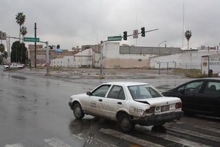 La segunda unidad fue el taxi Tsuru Nissan, color blanco, con placas de circulación 51-72-CTM del estado de Coahuila, conducido por Juan Alfonso Arjón. (EL SIGLO DE TORREÓN)