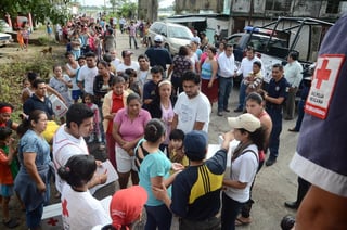 Diferentes instituciones y dependencias de gobierno apoyan en las tareas en los poblados afectados de Tabasco. (Archivo)