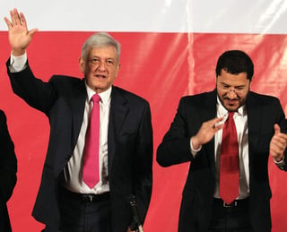 Tras sufrir un infarto el pasado 3 de diciembre y estar en reposo un mes, a las 11:30 de hoy lunes reapareció Andrés Manuel López Obrador en la actividad de Morena. (El Universal) 