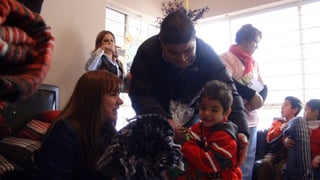 Visita. Los niños de la guardería 'Abrázame' recibieron ayer regalos, cobijas y ropa de invierno. Convivieron con el alcalde y su esposa.