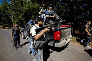 Tensión. Integrantes de los grupos de autodefensas de tierra caliente recorrieron las rancherías de Parácuaro, Michoacán.