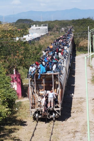 Desafío. Repleto lució el tren de migrantes a su paso por la región del Istmo.