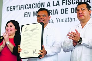 Trabajo. El gobernador Rolando Zapata en la certificación a la Fiscalía del Estado.