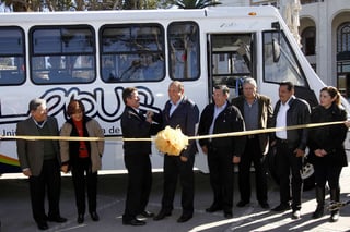 Autobús. El gobernador de Coahuila, Rubén Moreira entregó al rector de la AU de C, Blas Flores, la unidad de transporte 'Lobus'.