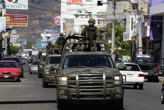 Vigilancia. Militares recorren el municipio de Apatzingán tras la ola de violencia ocurrida el viernes en el lugar. 