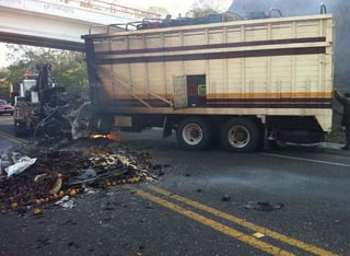 Una llamada al servicio de emergencia 066 reportó que alrededor de las 12:30 del día a la altura del puente Pinzan en la Unión estaban dos vehículos abandonados, calcinados y bloqueando la circulación. (EL UNIVERSAL)