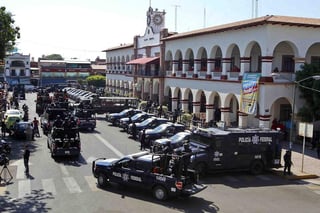 La alcaldía se encuentra rodeada por camiones de los llamados artillados, así como camionetas y diferentes vehículos de las fuerzas federales, detalló el edil. (El Universal) 
